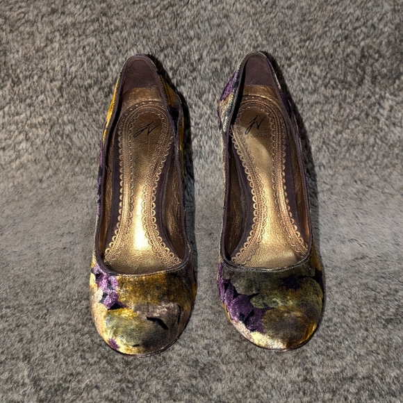 J Vincent Velvet Sculpted Wedge Heel Women's 8 - Picture 2 of 9